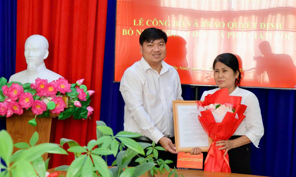 Trao quyết định cho bà Lê Thị Phụng