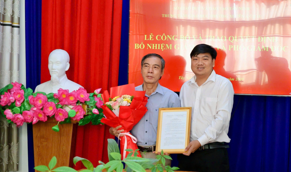 Trao quyết định cho ông Nguyễn Năng Xuất